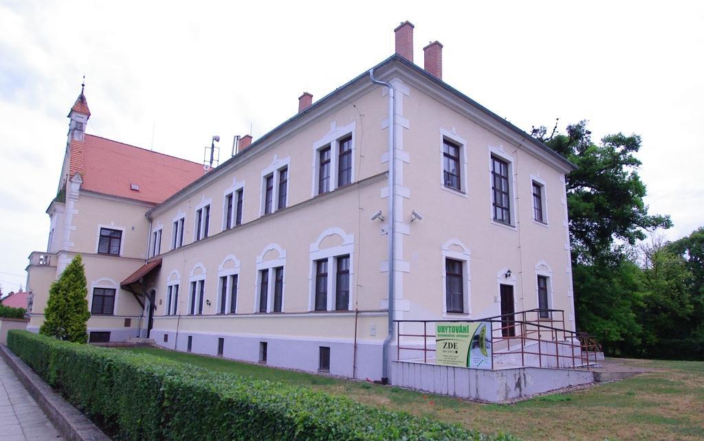 Koleje Zamecek Hotel Lednice Buitenkant foto